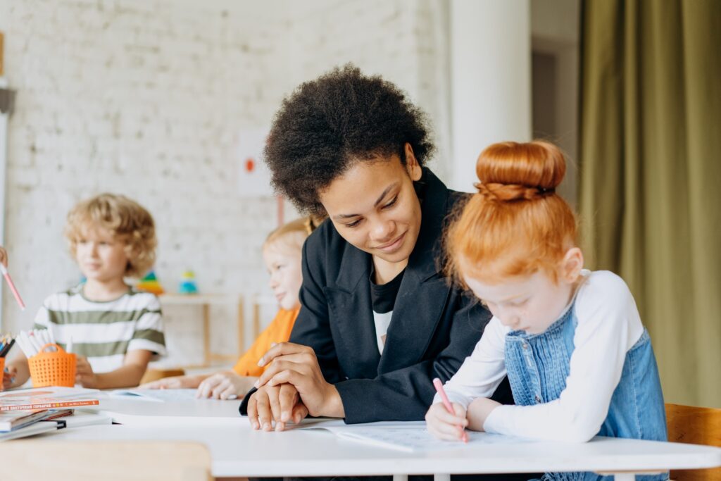 enseignante spécialisée accompagne enfant en difficultés dans le cadre du rased