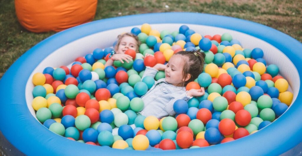 Deux enfants dans une piscine à balles