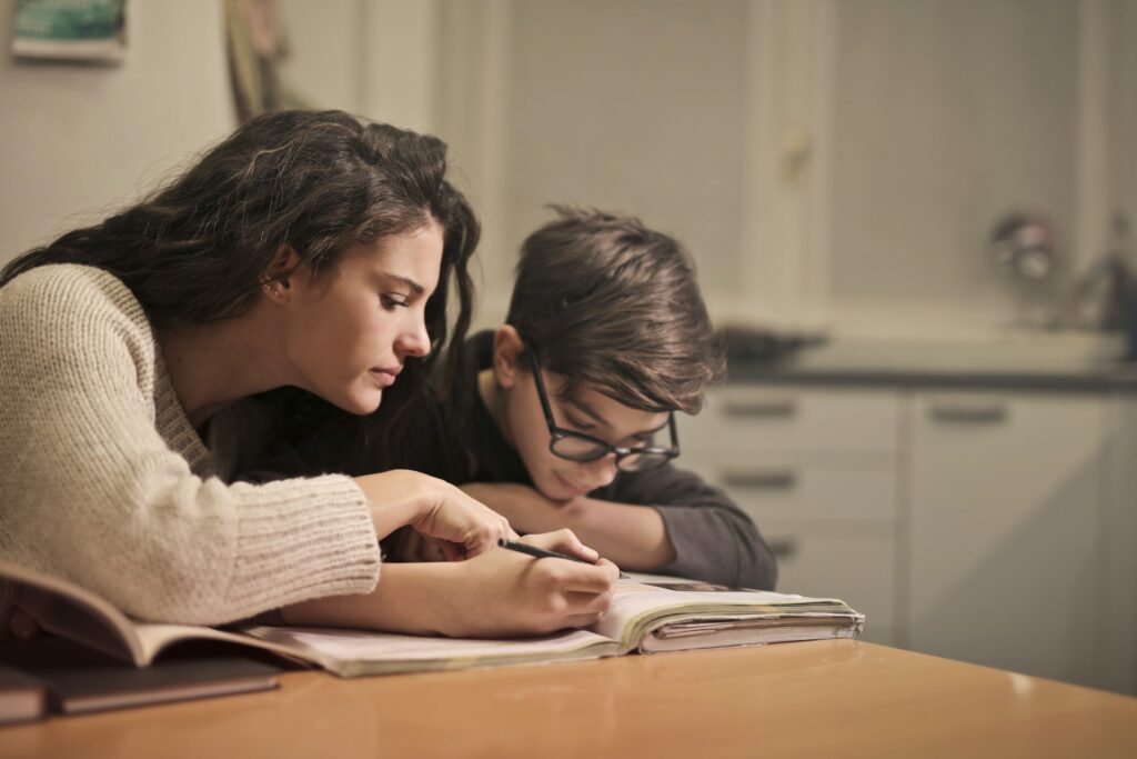 Mère qui aide son enfant en décrochage scolaire