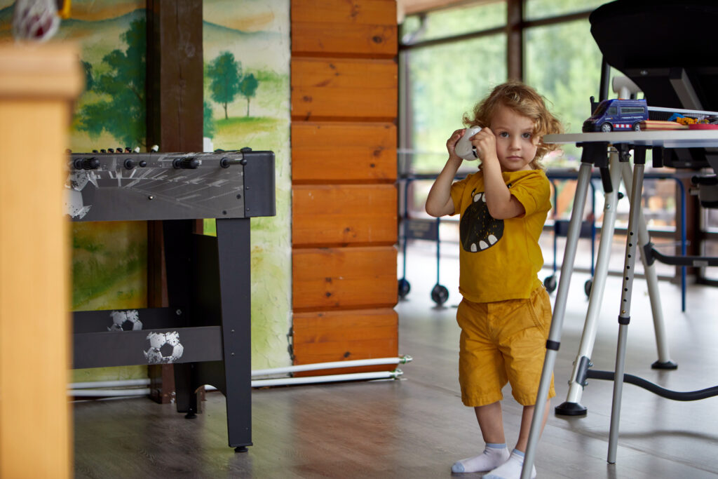 enfant avec une enceinte